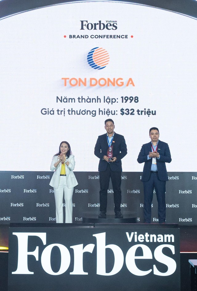 Tôn Đông Á đón nhận giải thưởng 'Top 25 thương hiệu dẫn đầu Việt Nam năm 2023'  - Ảnh 1.