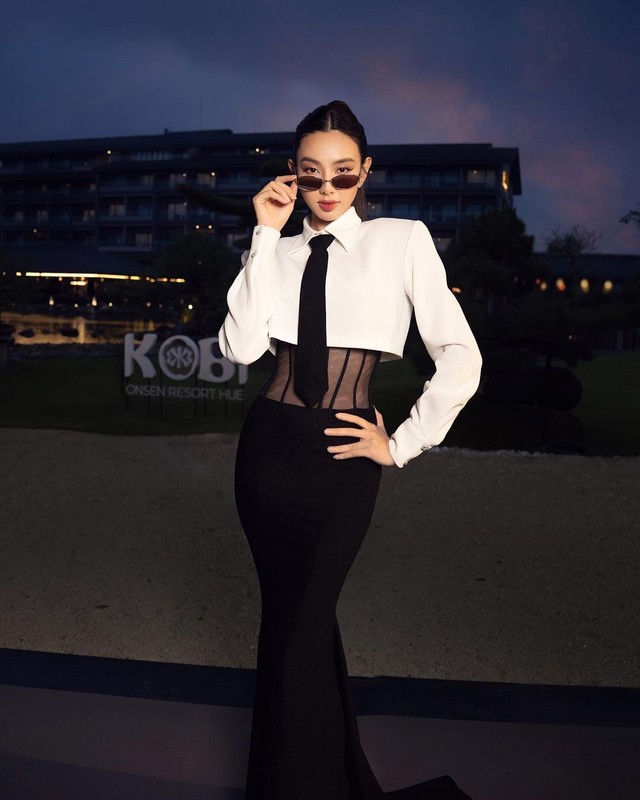 Sơ mi trắng cà vạt đen - outfit được nhiều sao nữ ưa thích gần đây - Ảnh 4.