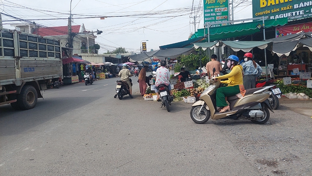 Buôn bán lấn đường - Ảnh 1.