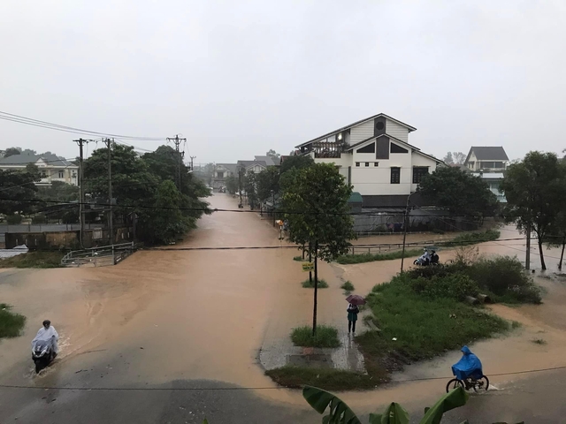 Sau đêm mưa lớn, nhiều 'điểm nóng' ngập lụt ở TP.Đông Hà lại lênh láng nước - Ảnh 3.