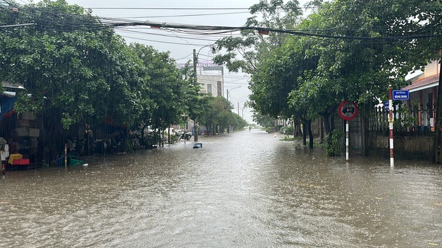 Cận cảnh hàng chục điểm ngập lụt ở TP.Đông Hà sau đêm mưa lớn - Ảnh 1.