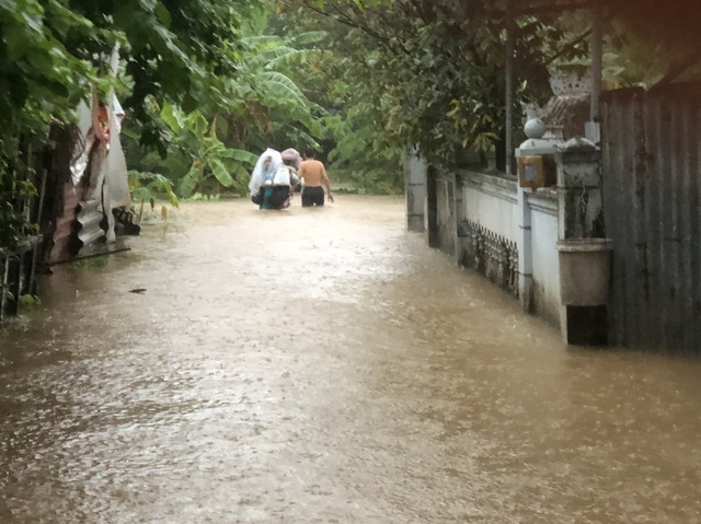 Sau đêm mưa lớn, nhiều 'điểm nóng' ngập lụt ở TP.Đông Hà lại lênh láng nước - Ảnh 1.