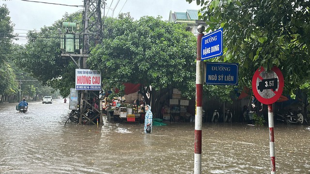 Cận cảnh hàng chục điểm ngập lụt ở TP.Đông Hà sau đêm mưa lớn - Ảnh 6.