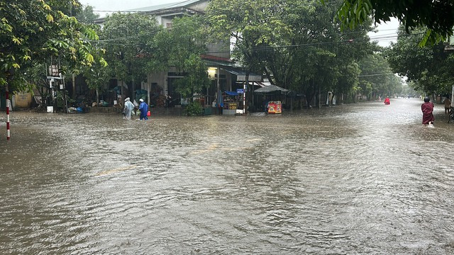 Cận cảnh hàng chục điểm ngập lụt ở TP.Đông Hà sau đêm mưa lớn - Ảnh 7.