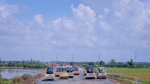 Công trường cao tốc Mỹ Thuận - Cần Thơ hối hả thi công - Ảnh 1.