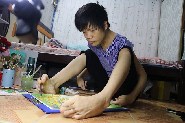 Người phụ nữ vẽ tranh bằng chân và ước mơ thành họa sĩ ở tuổi 31 - Ảnh 1.