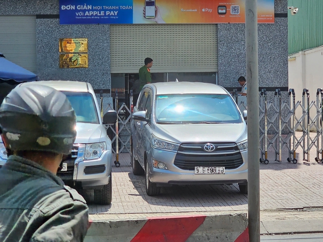 Công an đang khám nghiệm hiện trường vụ nghi cướp ngân hàng trên đường Nguyễn Văn Bứa - Ảnh 1.