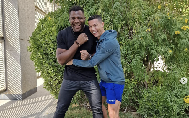 Cristiano Ronaldo tặng đồng hồ đắt giá 100.000 euro cho võ sĩ sắp đấu Tyson Fury - Ảnh 2. Cristiano Ronaldo tặng đồng hồ đắt giá 100.000 euro cho võ sĩ sắp đấu Tyson Fury - Ảnh 2.