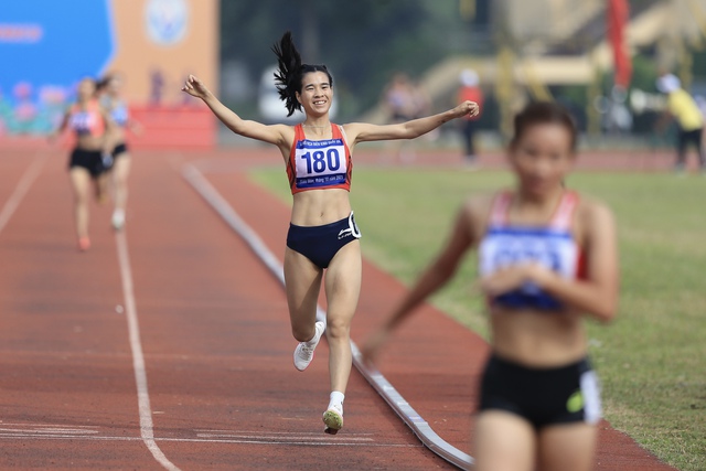 Nguyễn Thị Oanh vượt thành tích ASIAD 19, dễ dàng đoạt HCV điền kinh quốc gia 2023 - Ảnh 3. Nguyễn Thị Oanh vượt thành tích ASIAD 19, dễ dàng đoạt HCV điền kinh quốc gia 2023 - Ảnh 3.