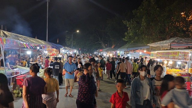 Thái Bình: Hàng ngàn du khách tham dự lễ hội chùa Keo mùa Thu 2023 - Ảnh 4. Thái Bình: Hàng ngàn du khách tham dự lễ hội chùa Keo mùa Thu 2023 - Ảnh 4.