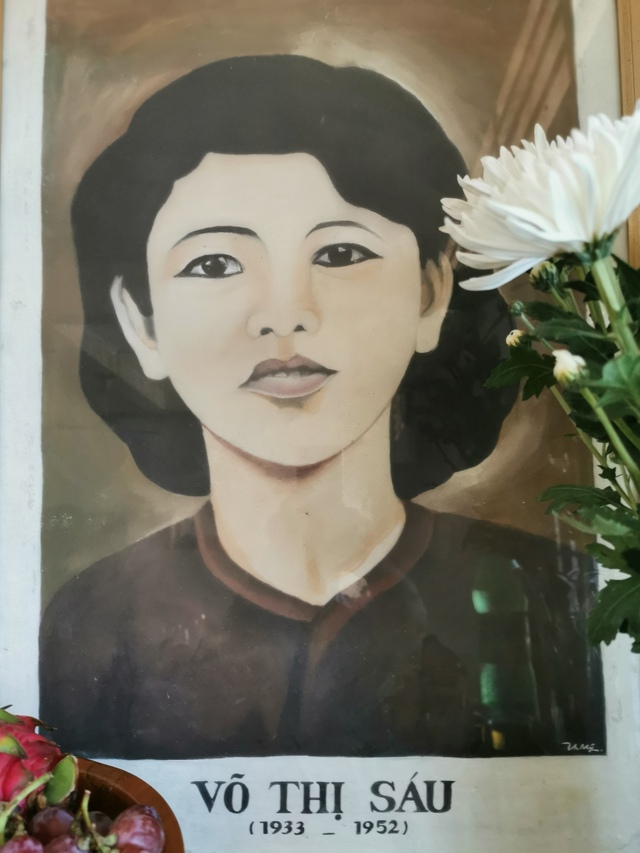Tranh chân dung chị Võ Thị Sáu được đặt trang trọng  tại văn phòng trường