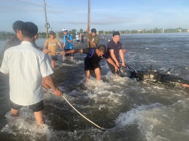 Thừa Thiên – Huế: Kịp thời cứu đôi vợ chồng gặp nạn vì nước lũ - Ảnh 1.