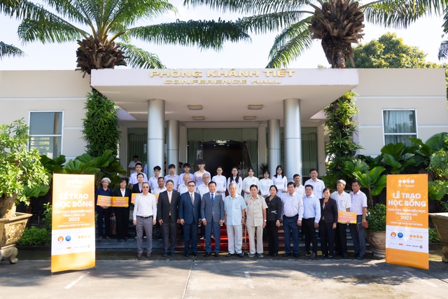 Đại diện các ban ngành của tỉnh Long An và đại diện công ty 4 Oranges chụp hình lưu niệm cùng học sinh sinh viên tại buổi lễ trao học bổng hiếu học tỉnh Long An năm 2023-2024