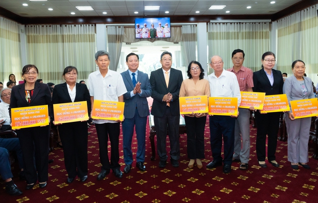 Đại diện các đơn vị nhận học bổng từ ông Phạm Tấn Hòa – Phó Chủ tịch UBND tỉnh Long An (áo vest màu sáng) và ông Chalermsak Pimolsri, Phó Tổng giám đốc Công ty 4 Oranges Đại diện các đơn vị nhận học bổng từ ông Phạm Tấn Hòa – Phó Chủ tịch UBND tỉnh Long An (áo vest màu sáng) và ông Chalermsak Pimolsri, Phó Tổng giám đốc Công ty 4 Oranges