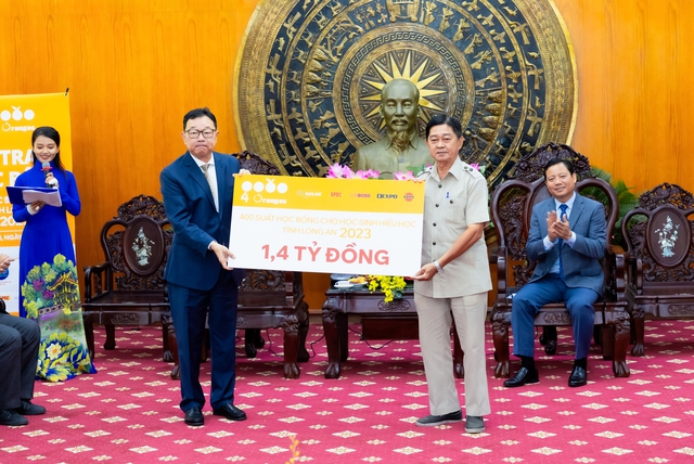 Ông Smit Cheancharadpong (bên trái) - Chủ tịch HĐTV công ty 4 Oranges trao 400 suất học bổng cho ông Võ Lê Tuấn,ôngtyOrangestặngsuấthọcbổngchohọ<strong>ty le 88 truc tuyen</strong> Nguyên Ủy viên Ban Thường vụ tỉnh ủy, Chủ Tịch hội Khuyến học tỉnh Long An (Ảnh: 4 Oranges)