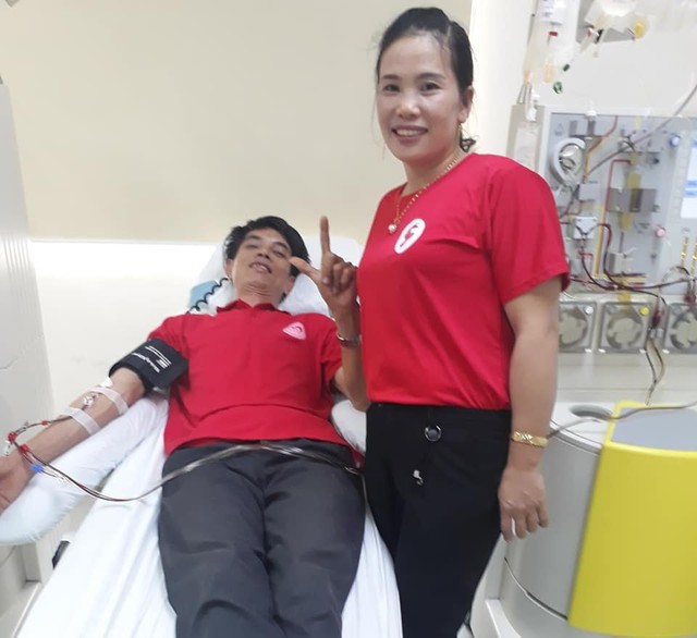 Cặp vợ chồng 83 lần hiến máu cứu người - Ảnh 4. Vợ chồng ông Trường trong lần tham gia hiến máu tình nguyện

