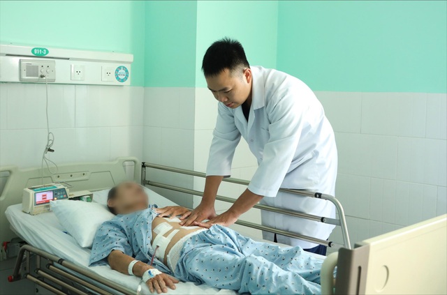 Phẫu thuật nội soi lấy hàng trăm viên sỏi mật trên người đàn ông 65 tuổi - Ảnh 1. Phẫu thuật nội soi lấy hàng trăm viên sỏi mật trên người đàn ông 65 tuổi - Ảnh 1.
