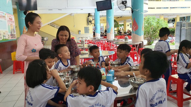 Suất ăn bán trú khi giao tới trường phải cân ký - Ảnh 14. Suất ăn bán trú khi giao tới trường phải cân ký - Ảnh 14.