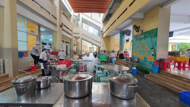 Trường học TP.HCM mời phụ huynh vào nhà bếp, ăn cơm bán trú - Ảnh 5.