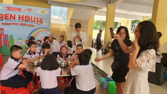 Trường học TP.HCM mời phụ huynh vào nhà bếp, ăn cơm bán trú - Ảnh 7. Trường học TP.HCM mời phụ huynh vào nhà bếp, ăn cơm bán trú - Ảnh 7.