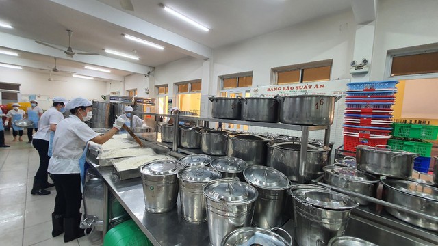 Trường học TP.HCM mời phụ huynh vào nhà bếp, ăn cơm bán trú - Ảnh 4. Trường học TP.HCM mời phụ huynh vào nhà bếp, ăn cơm bán trú - Ảnh 4.
