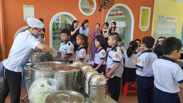 Trường học TP.HCM mời phụ huynh vào nhà bếp, ăn cơm bán trú - Ảnh 6. Trường học TP.HCM mời phụ huynh vào nhà bếp, ăn cơm bán trú - Ảnh 6.