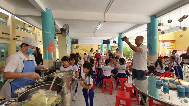 Trường học TP.HCM mời phụ huynh vào nhà bếp, ăn cơm bán trú - Ảnh 8.