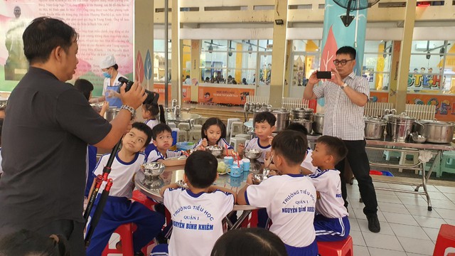 Trường học TP.HCM mời phụ huynh vào nhà bếp, ăn cơm bán trú - Ảnh 12. Trường học TP.HCM mời phụ huynh vào nhà bếp, ăn cơm bán trú - Ảnh 12.