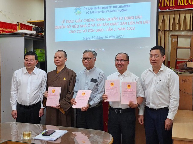 Trao sổ hồng đến 6 cơ sở tôn giáo - Ảnh 1. Trao sổ hồng đến 6 cơ sở tôn giáo - Ảnh 1.