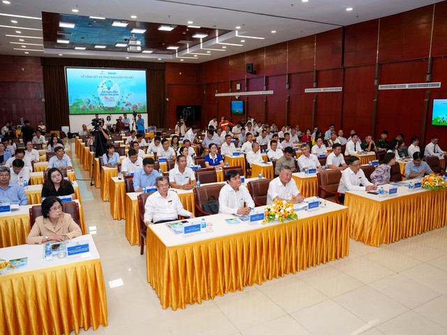 Báo Thanh Niên và EVNHCMC trao giải cuộc thi viết 'Tiết kiệm điện thành thói quen' - Ảnh 2. Báo Thanh Niên và EVNHCMC trao giải cuộc thi viết 'Tiết kiệm điện thành thói quen' - Ảnh 2.