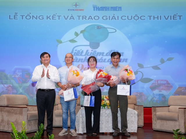 Báo Thanh Niên và EVNHCMC trao giải cuộc thi viết 'Tiết kiệm điện thành thói quen' - Ảnh 12.