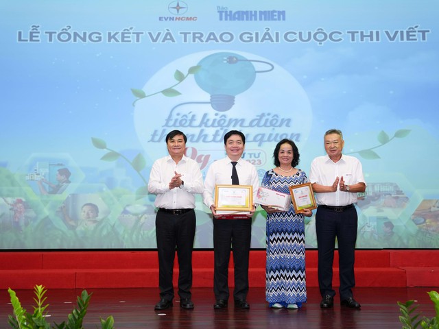 Báo Thanh Niên và EVNHCMC trao giải cuộc thi viết 'Tiết kiệm điện thành thói quen' - Ảnh 13.