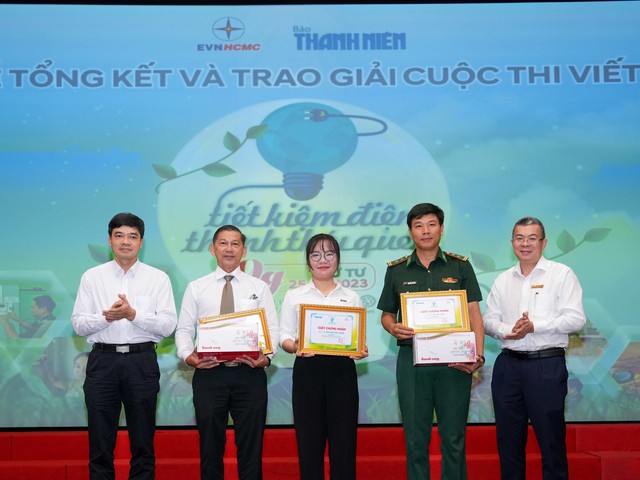 Báo Thanh Niên và EVNHCMC trao giải cuộc thi viết 'Tiết kiệm điện thành thói quen' - Ảnh 16.