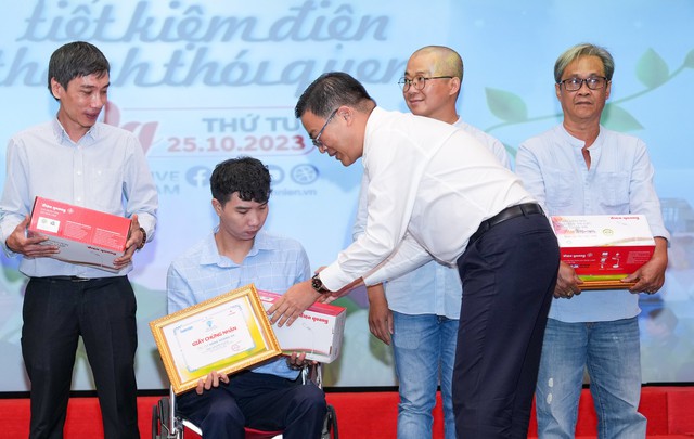 Báo Thanh Niên và EVNHCMC trao giải cuộc thi viết 'Tiết kiệm điện thành thói quen' - Ảnh 14.