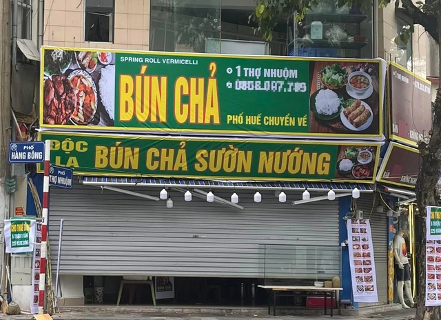 Quán buffet ở Hà Nội bị tố 'bẩn kinh hoàng' bất ngờ biến mất - Ảnh 2. Quán buffet ở Hà Nội bị tố 'bẩn kinh hoàng' bất ngờ biến mất - Ảnh 2.