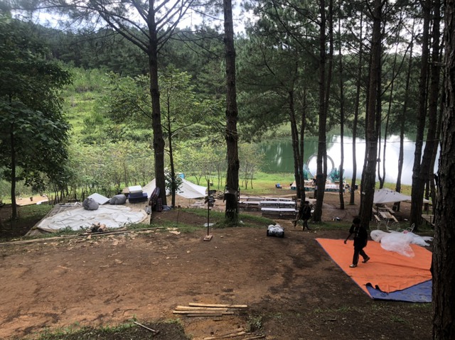 Buộc ngưng tổ chức cắm trại, biểu diễn âm nhạc trái phép trong hồ Tuyền Lâm - Ảnh 1.