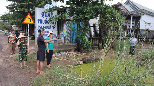 Bình Phước: Người dân “chịu trận” bởi mùi hôi thối từ nước thải trên đường ĐT.753 - Ảnh 1.