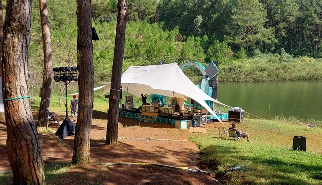 Buộc ngưng tổ chức cắm trại, biểu diễn âm nhạc trái phép trong hồ Tuyền Lâm - Ảnh 3.