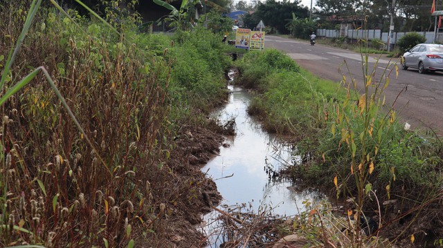 Bình Phước: Người dân “chịu trận” bởi mùi hôi thối từ nước thải trên đường ĐT.753 - Ảnh 2.