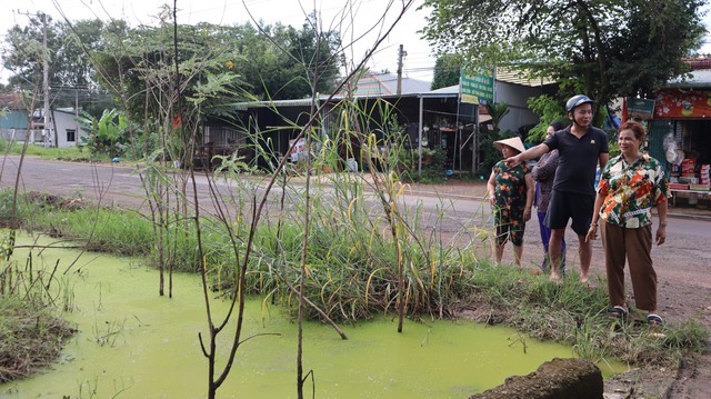 Bình Phước: Người dân “chịu trận” bởi mùi hôi thối từ nước thải trên đường ĐT.753 - Ảnh 4.