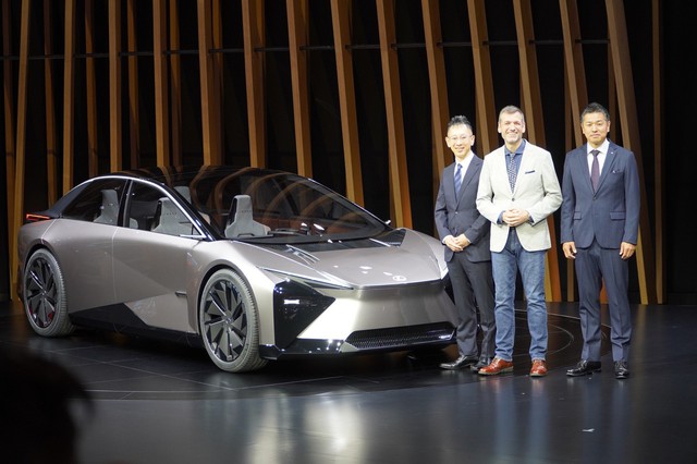Cận cảnh ô tô điện Lexus LF-ZC tại Japan Mobility Show 2023   - Ảnh 1.