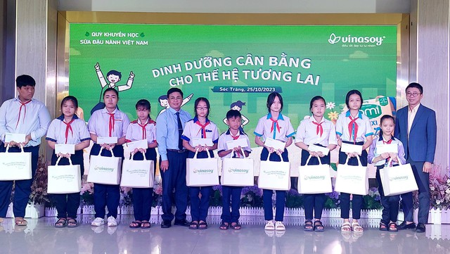 Hơn 33.000 học sinh ở Sóc Trăng được tặng sữa miễn phí, trị giá 1,8 tỉ đồng - Ảnh 1. Hơn 33.000 học sinh ở Sóc Trăng được tặng sữa miễn phí, trị giá 1,8 tỉ đồng - Ảnh 1.