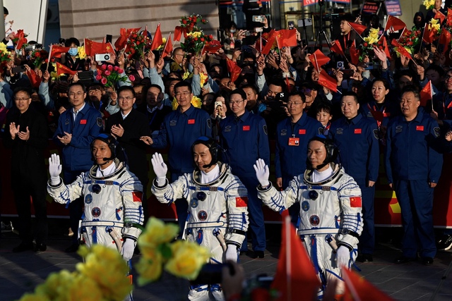 Trung Quốc đưa nhóm phi hành gia trẻ nhất lên không gian - Ảnh 1.