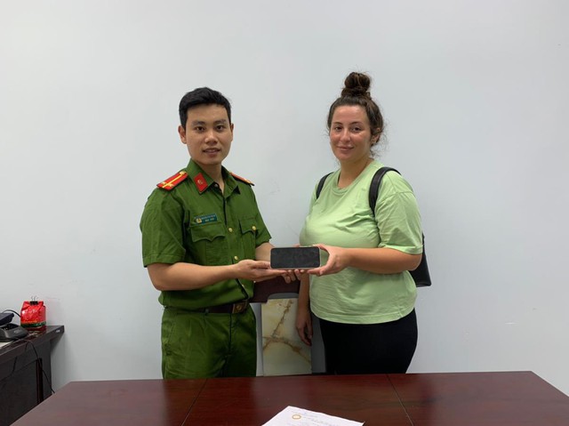 Xác minh nhanh phương tiện, tìm lại iPhone 14 Plus trả cho du khách Pháp - Ảnh 1. Xác minh nhanh phương tiện, tìm lại iPhone 14 Plus trả cho du khách Pháp - Ảnh 1.