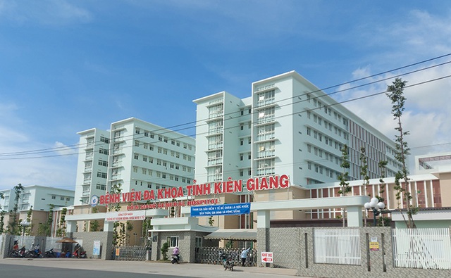 Kiên Giang: Dao sút cán khi chặt cây trồng hoa, lưỡi dao găm vào đầu nữ sinh - Ảnh 1. Kiên Giang: Dao sút cán khi chặt cây trồng hoa, lưỡi dao găm vào đầu nữ sinh - Ảnh 1.