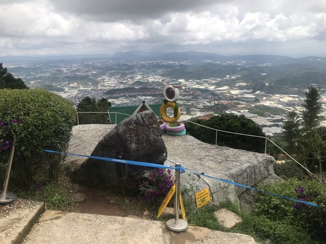 Nữ du khách Hàn Quốc bị té trên đỉnh núi Lang Biang tử vong - Ảnh 1.