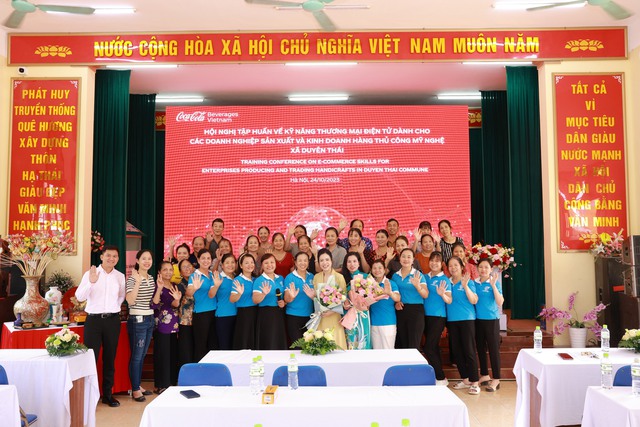Coca-Cola Việt Nam đào tạo kỹ năng thương mại điện tử cho làng nghề thủ công - Ảnh 1.
