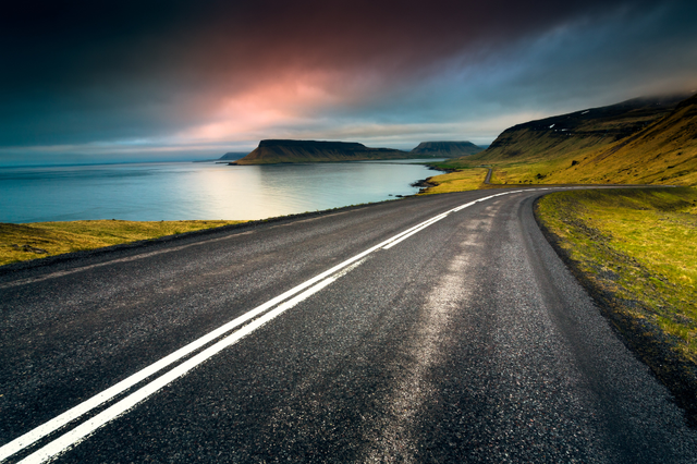 Thuê xe tự lái khám phá vẻ đẹp huyền ảo của đất nước băng giá Iceland - Ảnh 2.