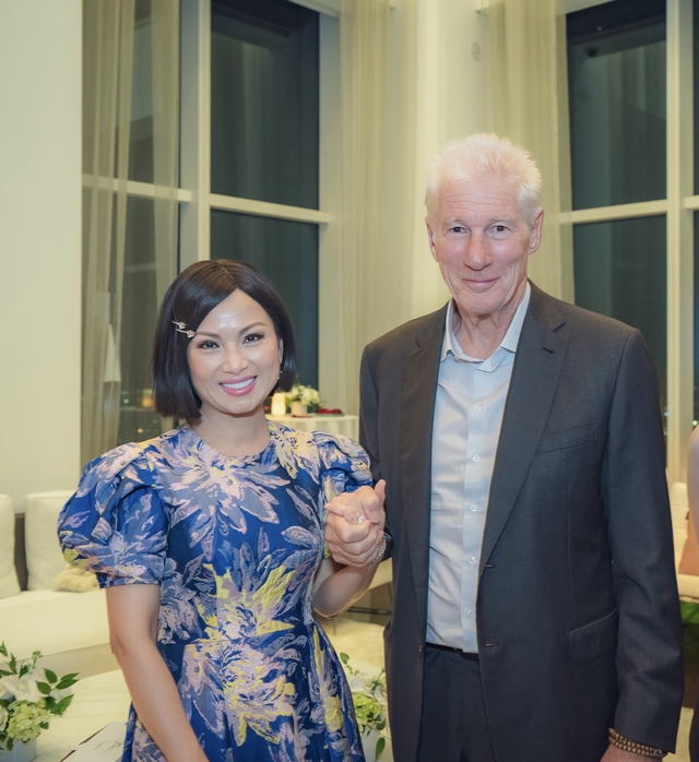 'Ca sĩ tỉ phú' Hà Phương gặp gỡ tài tử phim 'Người đàn bà đẹp' - Ảnh 2. 'Ca sĩ tỉ phú' Hà Phương gặp gỡ tài tử phim 'Người đàn bà đẹp' - Ảnh 2.