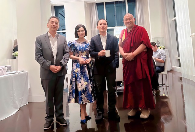 'Ca sĩ tỉ phú' Hà Phương gặp gỡ tài tử phim 'Người đàn bà đẹp' - Ảnh 1. 'Ca sĩ tỉ phú' Hà Phương gặp gỡ tài tử phim 'Người đàn bà đẹp' - Ảnh 1.
